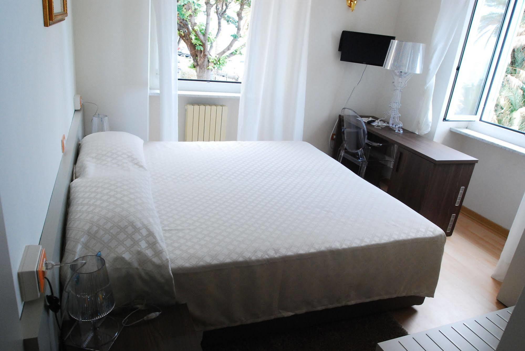 Hotel Villa Sophia ซานเรโม ภายนอก รูปภาพ